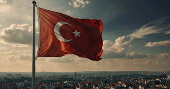 Göklerde Dalgalanan Türk Bayrağı