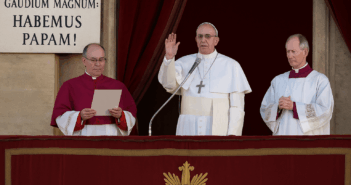 Habemus Papam Ne Demek? Yeni Papa Seçildiğinde Ne Olur? Duman, Duyuru, Konuşma ve Semboller Habemus Papam