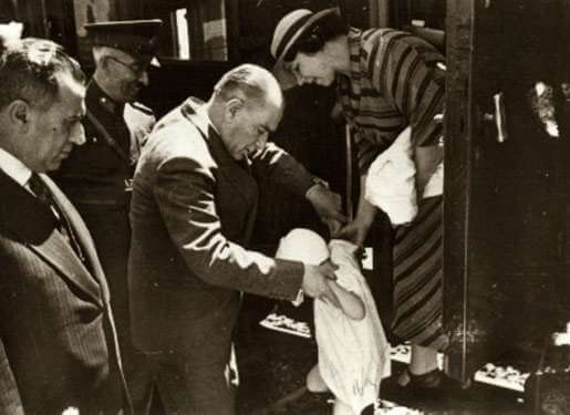 Atatürk ve Çocuk